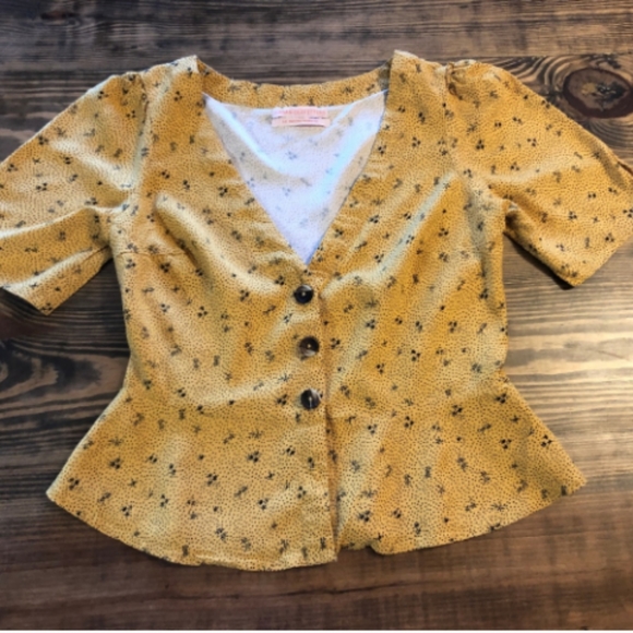 U.O  Mustard yellow top - Picture 3 of 3